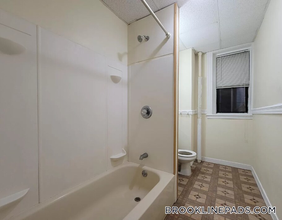 Building Photo - 364 Riverway