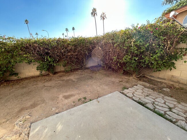 Building Photo - Brand new paint and carpet! 3 Bedroom 2 1/2 Bathroom, Close to Grand Canyon University