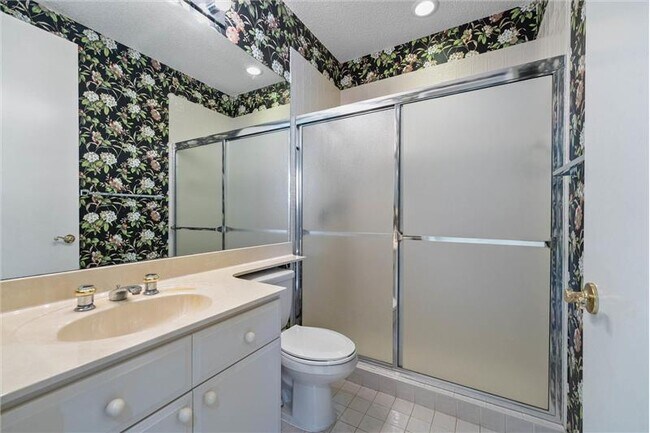 Building Photo - 10860 Fairmont Village Dr