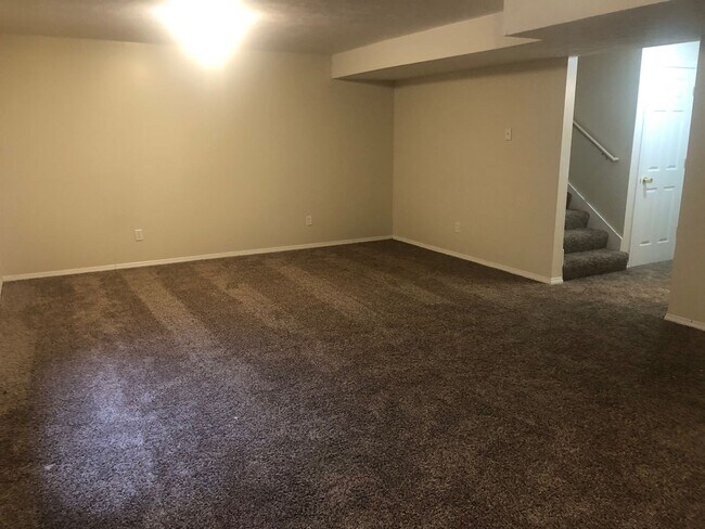 Building Photo - Beautiful 3BR, 2.5 bath townhouse in north Normal. Over 2300 square feet. Large finished basement...