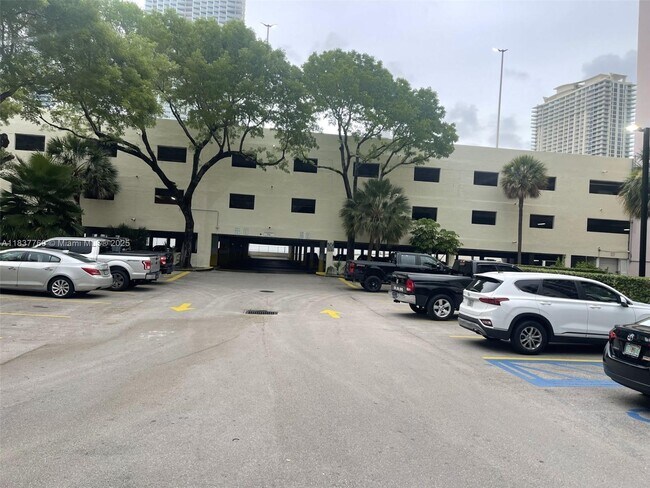 Building Photo - 17011 N Bay Rd