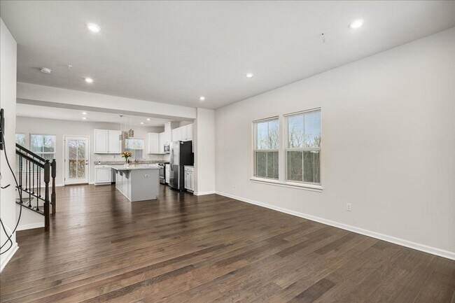 Building Photo - END UNIT EXTRA LARGE TOWNHOME FOR LEASE