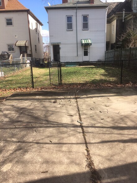 Building Photo - 442 Oneida St