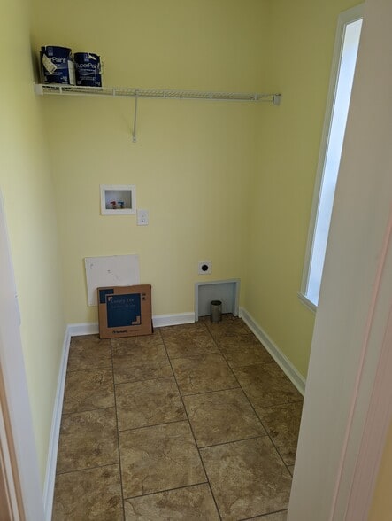 Building Photo - 8073 River Rd SE