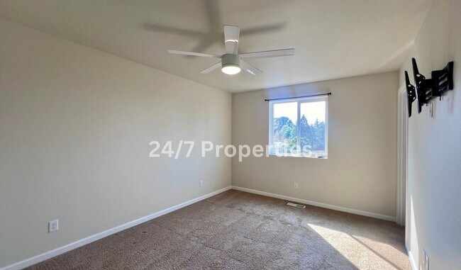 Building Photo - *1/2 OFF FIRST MONTH'S RENT* Magnificent 4BD I 2.5BA Molalla Home