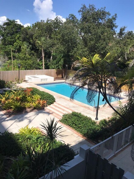 Building Photo - 2545 S Bayshore Dr