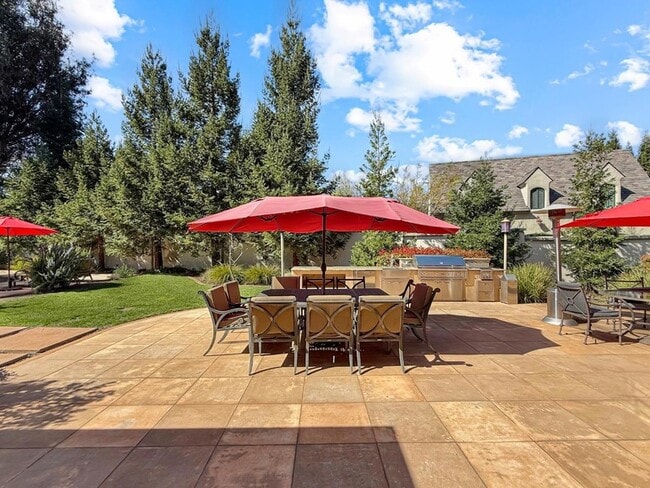 Building Photo - 1526 Hillview Dr