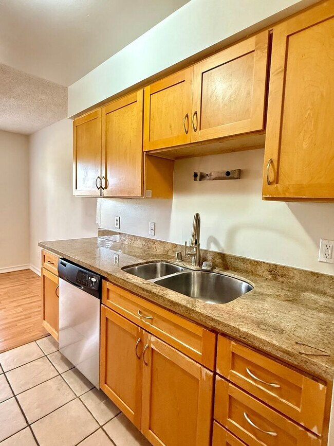 Building Photo - $3290 - 3 BED/2 BATH CONDO IN CENTRAL FREM...