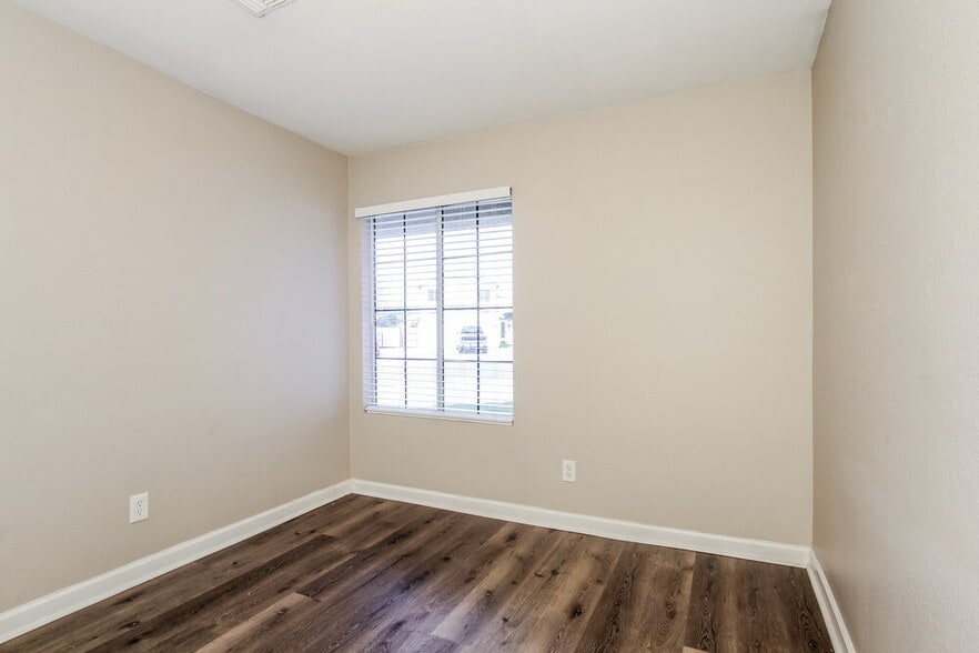 Building Photo - 5035 W Kristal Way