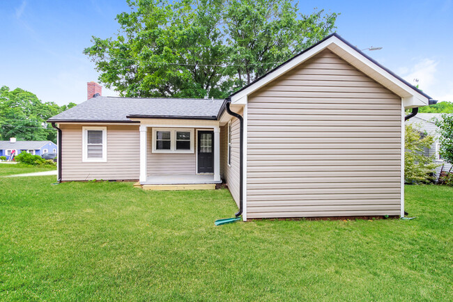 Building Photo - 3 Bedroom in Greenville