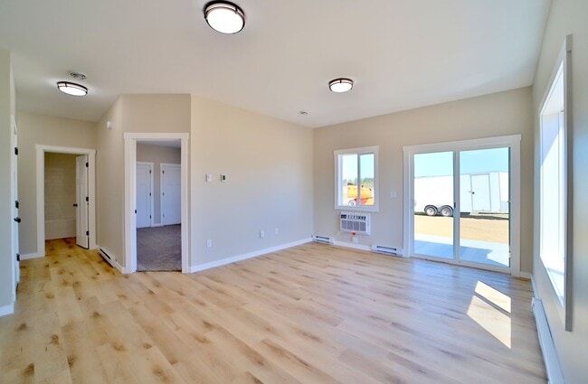 Building Photo - 781 Palomino Ave W