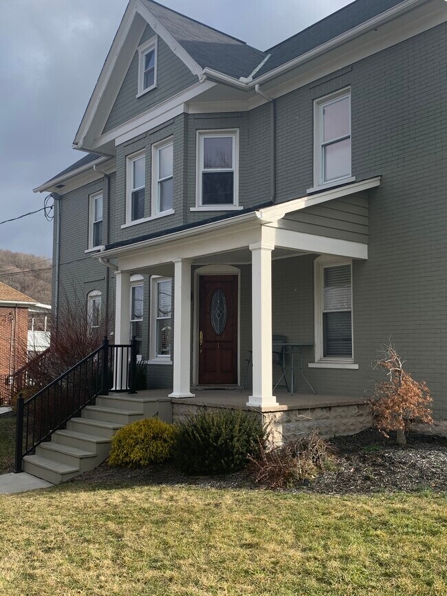 Primary Photo - 403 E Penn St