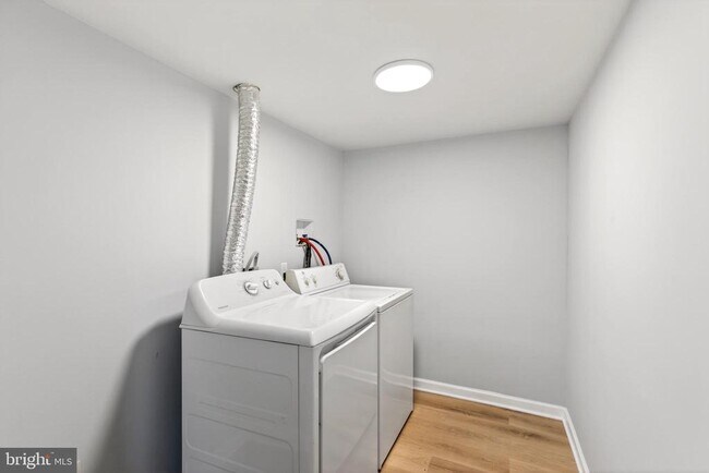 Building Photo - 29 W Elm Ave