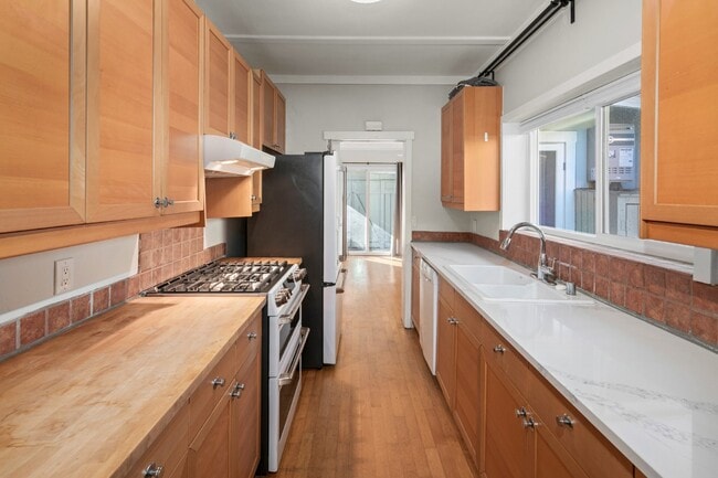 Building Photo - Charming 2-Bedroom 2 bath home with Modern Comforts in San Diego's Historic Mission Hills!