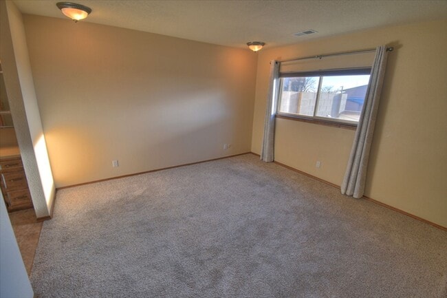 Building Photo - NE Heights Town Home