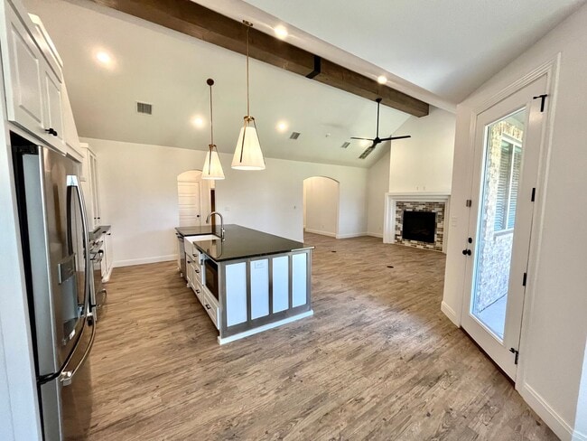 Building Photo - 4 Bed/2 Bath Home