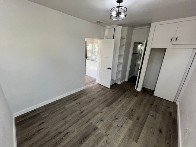 Building Photo - Fully Renovated 2 Bedroom 2 Bathroom in Ci...