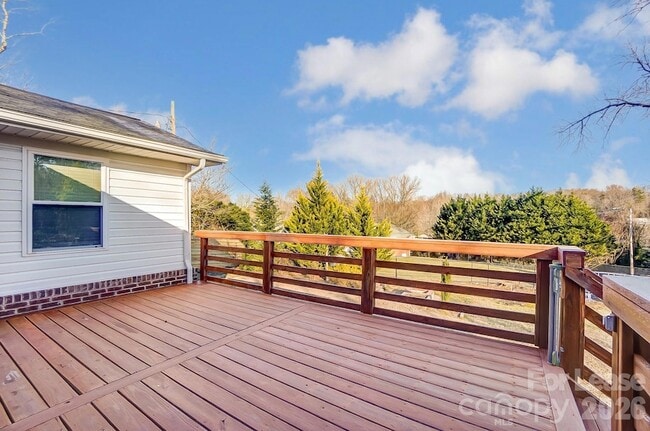 Building Photo - 10 Spruce Pine Dr