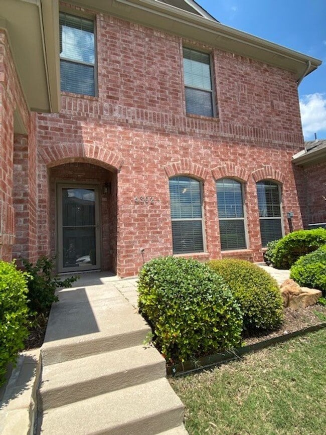 Building Photo - Lovely 2 bedroom townhome in very desirabl...