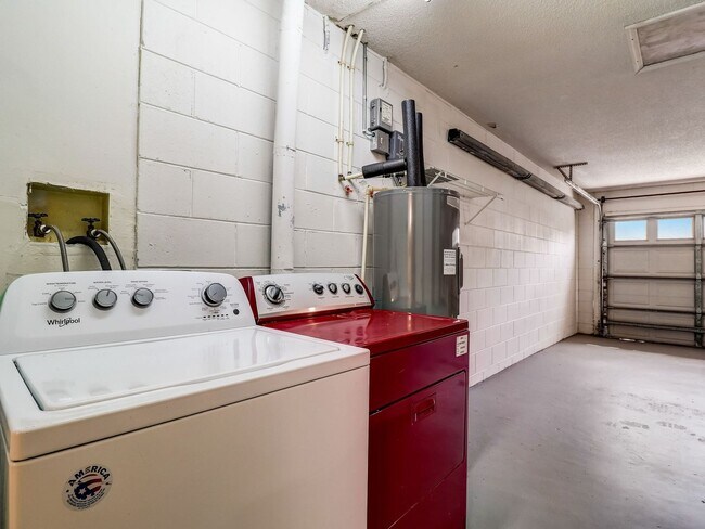 Building Photo - Beautiful 3-bedroom 2-bathroom house in th...