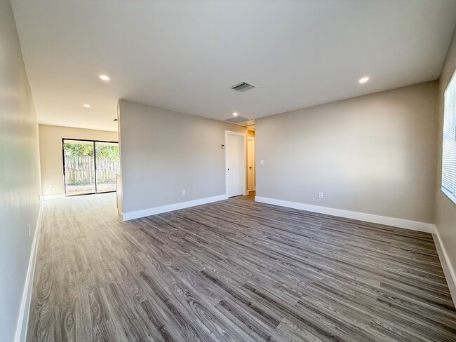 Building Photo - 9370 Hi Dr