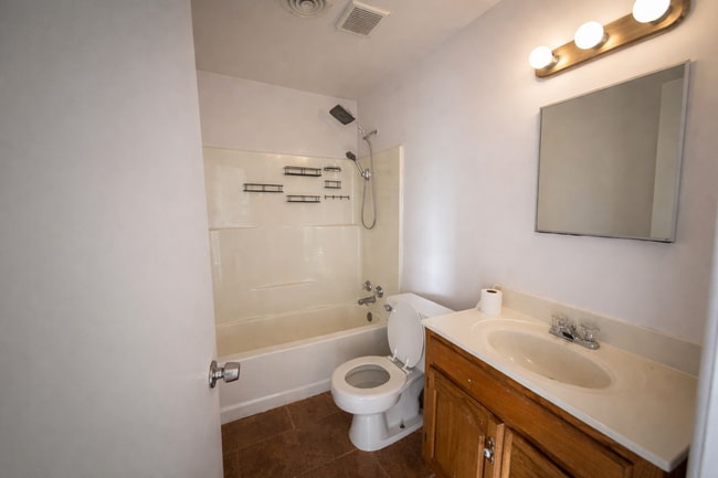 Building Photo - 411 Pinewood Ave