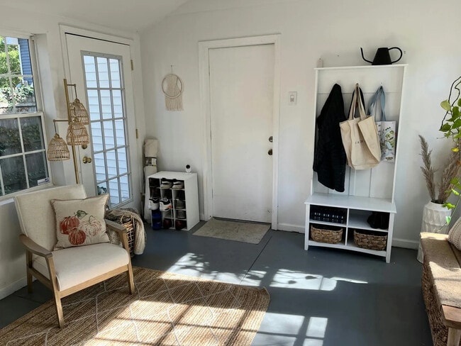 Building Photo - 203 E Oak Ave