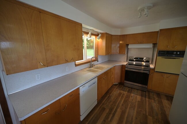 Building Photo - 4 bed, 2 bath, split level home in Sequim,...