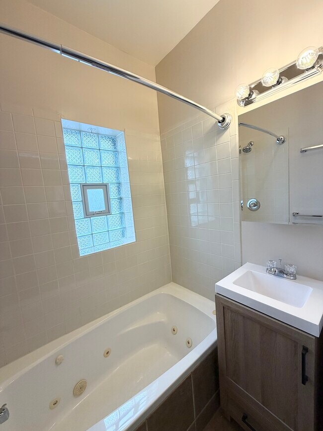 Building Photo - 1521 E 65th St