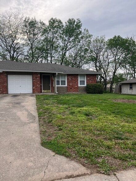 Building Photo - 400 NE Westwind Dr