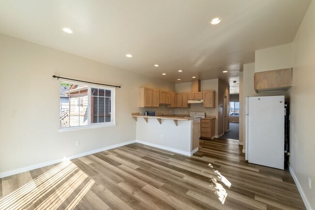 Building Photo - MOVE-IN SPECIAL! $500 plus Security Deposi...