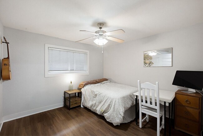 Building Photo - 2 Bed 1 Bath Condo by UT and CapMetro Stop