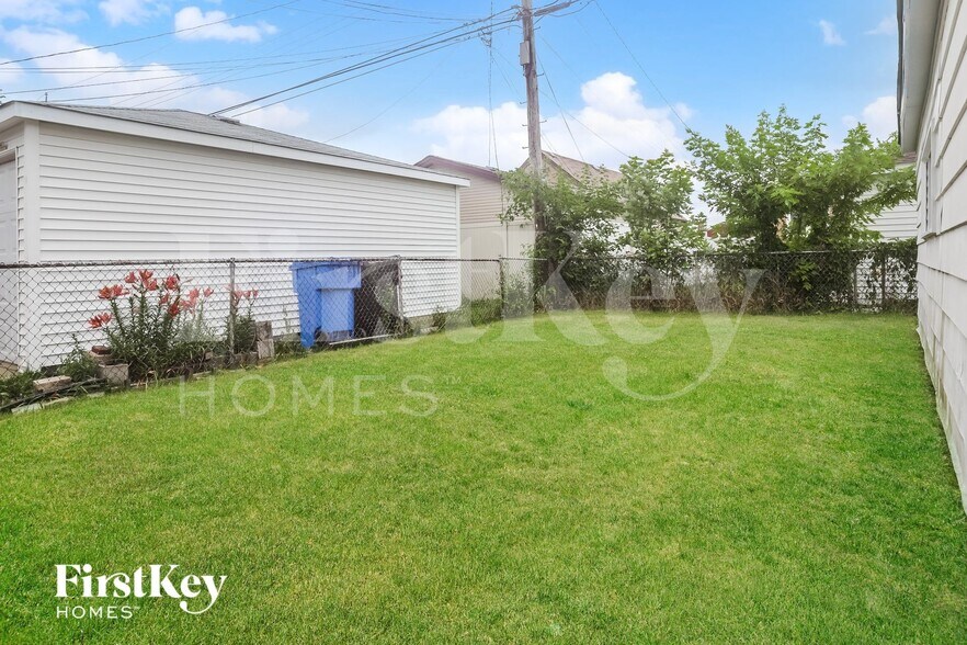 Building Photo - 8025 S Kolin Ave