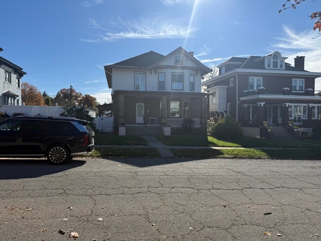 Building Photo - 10 Rockledge Rd