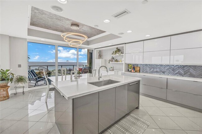 Building Photo - 400 Beach Dr NE