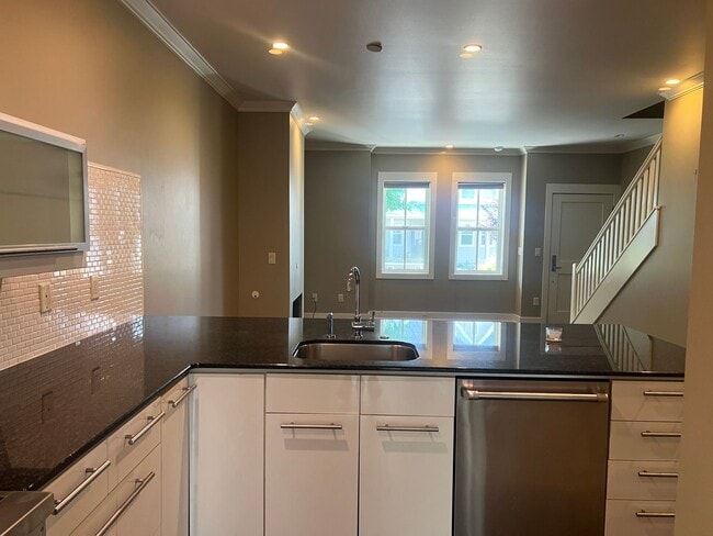 Building Photo - Stunning 2-Bedroom, 2.5-Bath Townhouse!