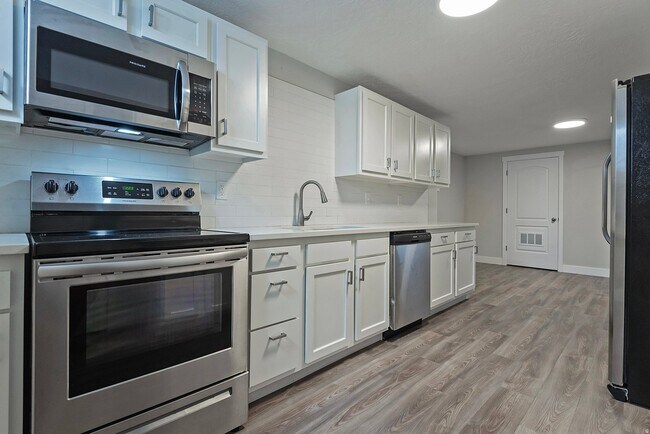Building Photo - 4901 S Laura Dr