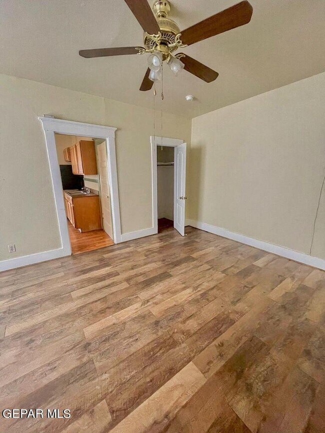Building Photo - 2526 Yandell Dr