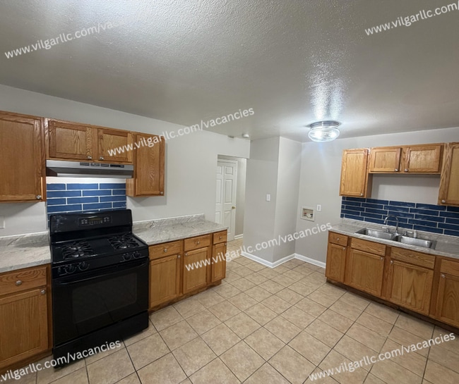 Building Photo - FOR RENT — SPACIOUS 3 BED / 2 BATH HOME