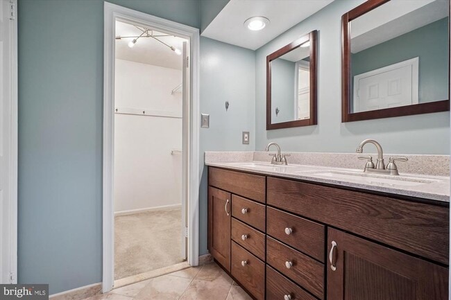 Building Photo - 4623 University Dr