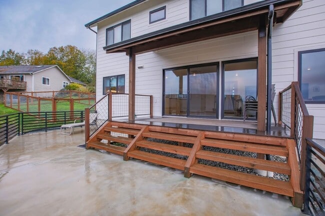 Building Photo - Stunning Holmes Harbor Home and Pet Friendly!