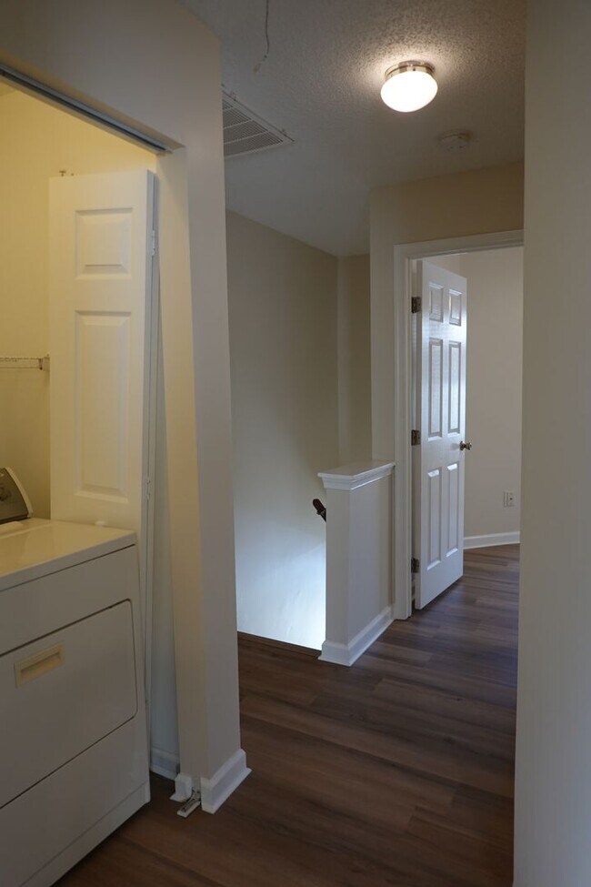 Building Photo - End Unit Condo Near Fort Eustis For Rent