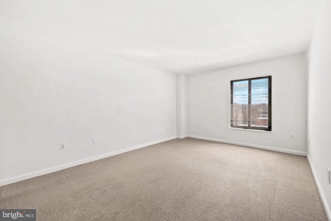 Building Photo - 4500 S Four Mile Run Dr