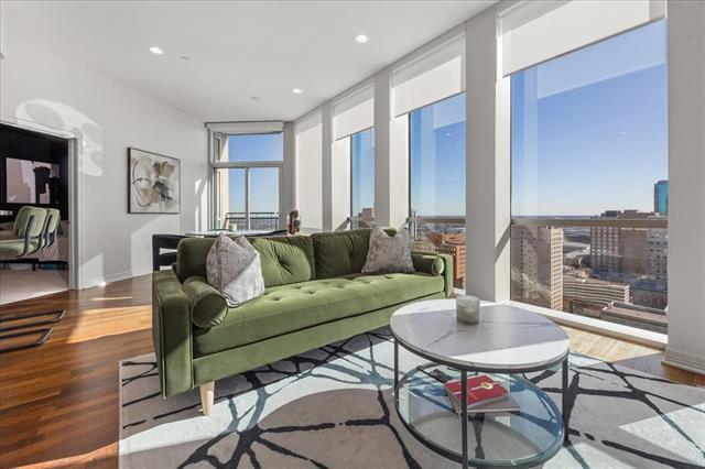 Building Photo - 500 Throckmorton St