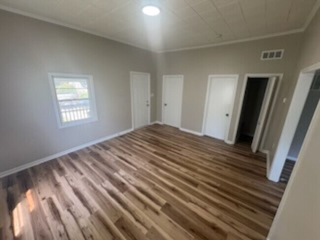 Building Photo - 2 Bed 1 Bath Home