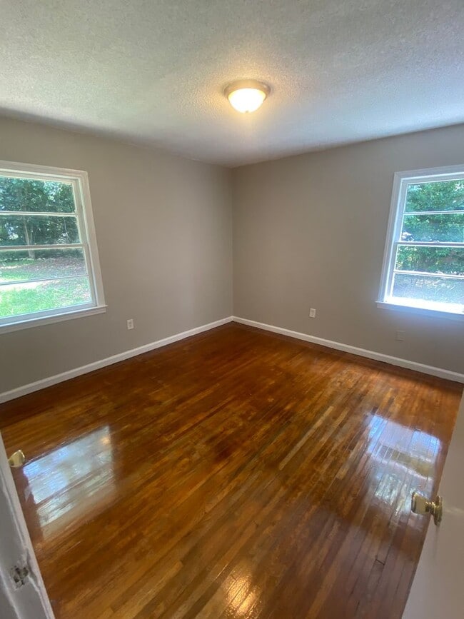 Building Photo - **ON HOLD*3 Bedroom / 1 Bathroom Home for ...