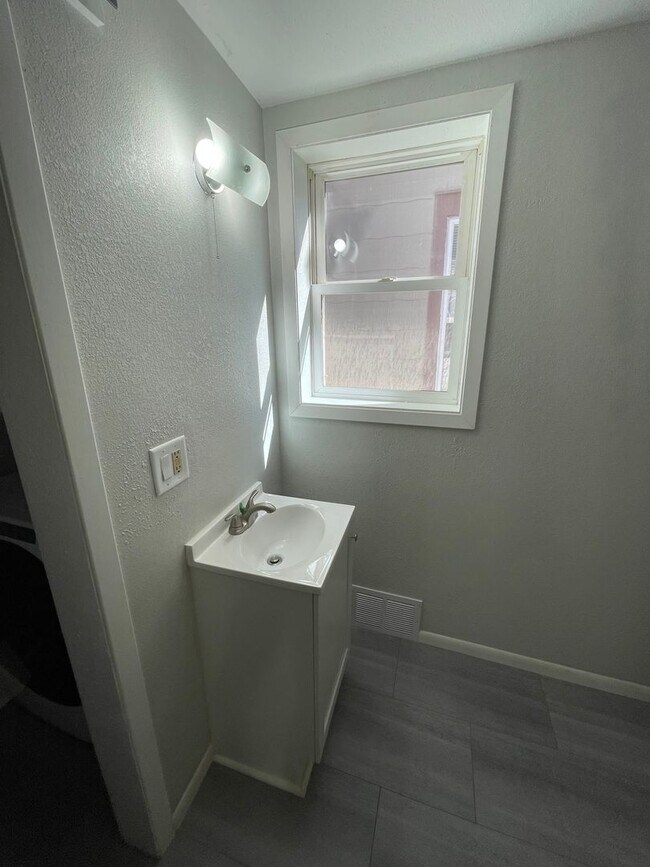 Building Photo - AVAILABLE June  - 1 BED 1 BATH Single Family Home!