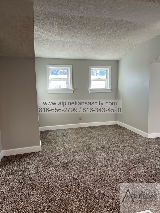 Building Photo - Spacious Upstairs Loft!
