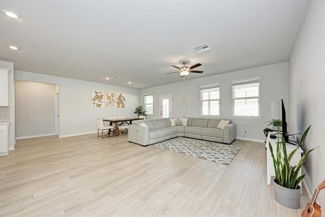 Building Photo - 113 Rampart Lp