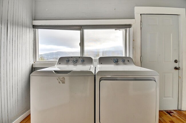 Building Photo - Three Bedroom House in Visitacion Valley